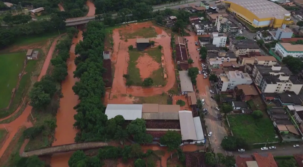 Deslizamento de terra em Ipatinga (MG) causa destruição e evacuações. Defesa Civil trabalha para proteger moradores. Saiba como ajudar e se prevenir.