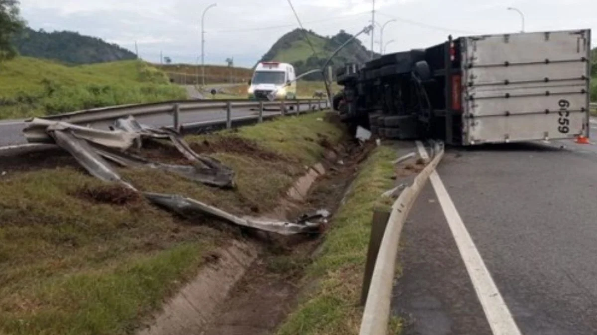 Carreta Tomba e Deixa Pista Parcialmente Interditada na BR-101 em Guarapari