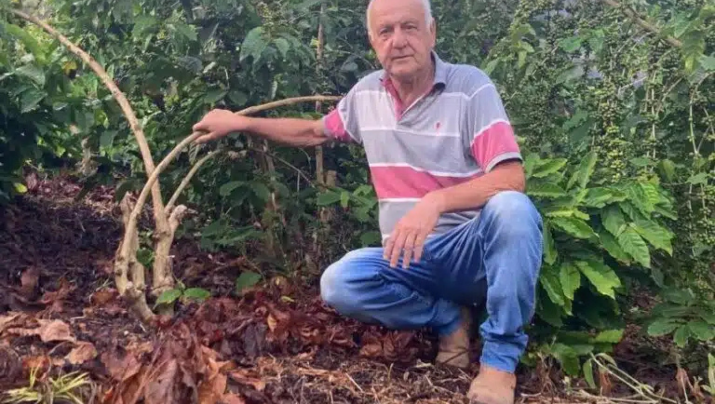 Imagem de José Francisco Taufner em sua lavoura de café, mostrando o processo de aplicação do biofertilizante orgânico.