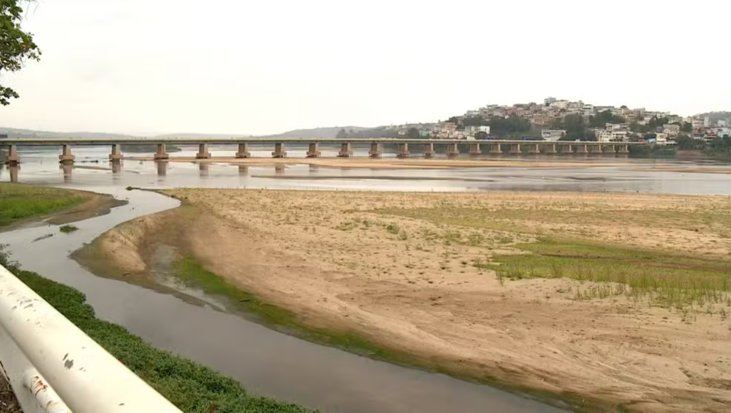 Situação do Rio Doce, em Colatina, após o rompimento da barragem de Mariana (MG)