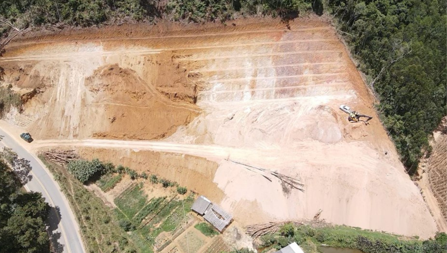 Equipe do BPMA realizando fiscalização em obra irregular em Santa Maria de Jetibá.