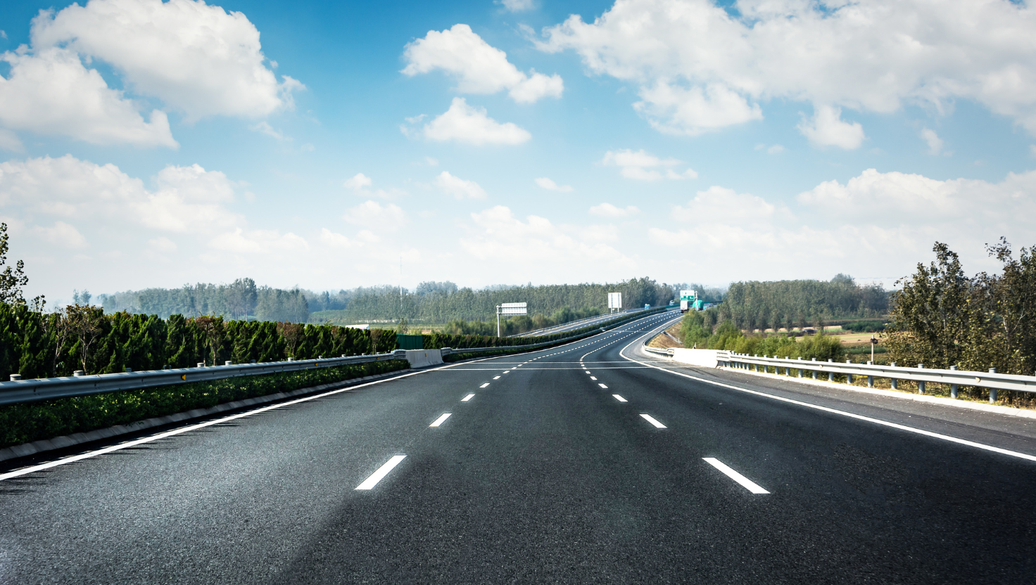 Imagem da BR-101 no Espírito Santo, com trânsito intenso e sinalização de obras.