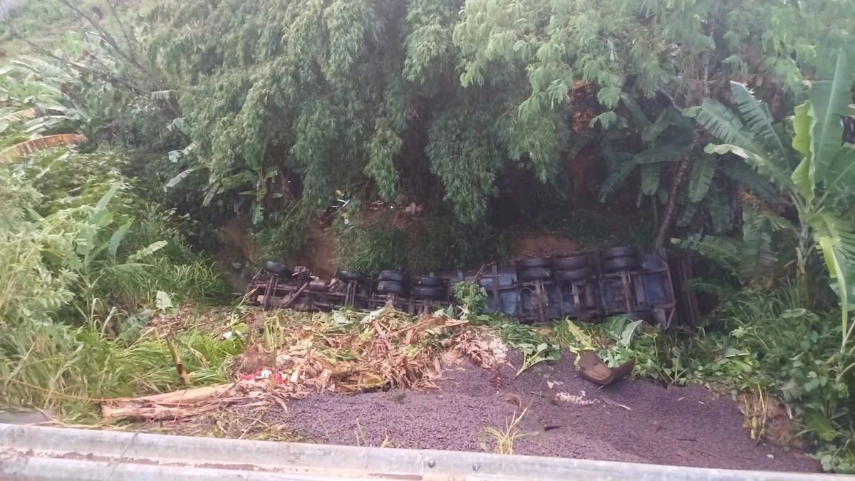 Imagem da carreta acidentada na BR-101 em Fundão, Espírito Santo