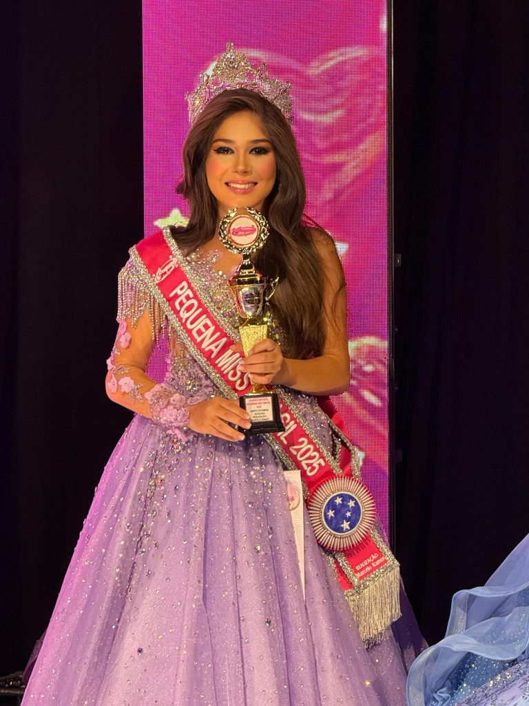 Aos 13 anos, Wenna Dalprá Macci, natural de Santa Teresa, Espírito Santo, destaca-se no cenário dos concursos de beleza no Brasil.