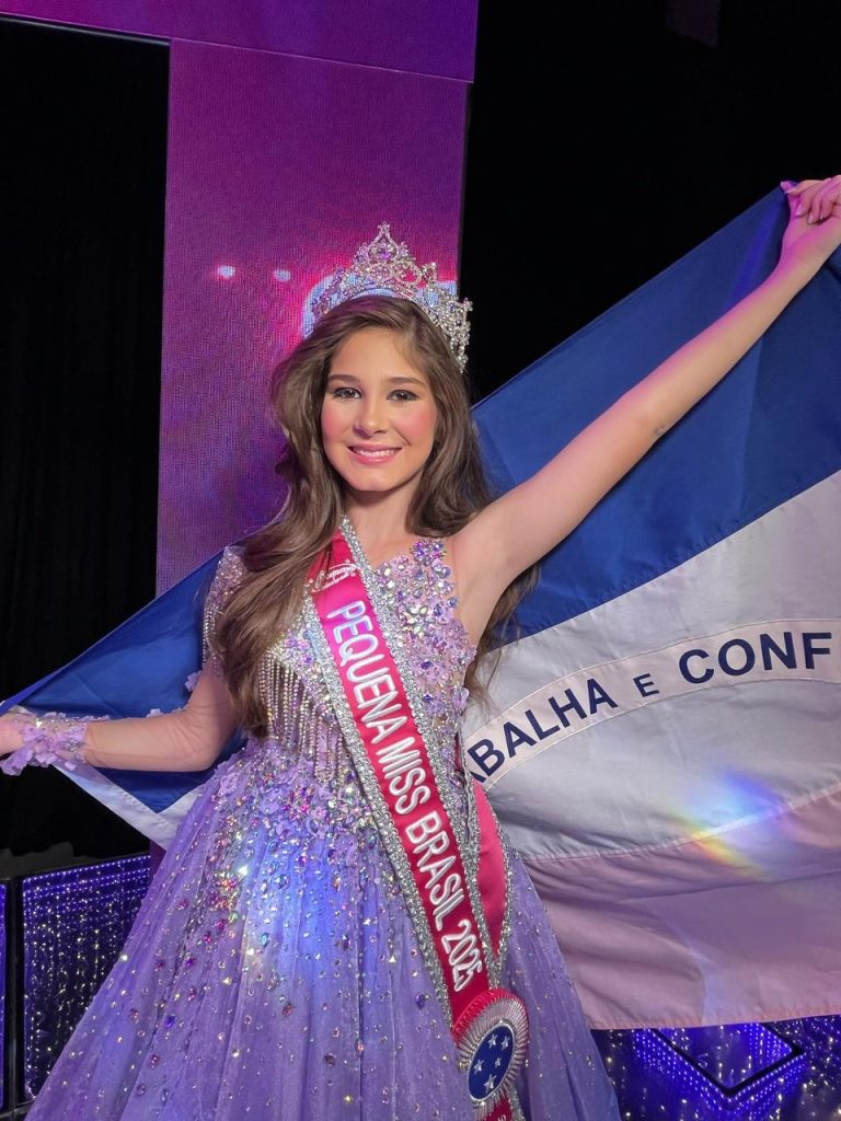 Aos 13 anos, Wenna Dalprá Macci, natural de Santa Teresa, Espírito Santo, destaca-se no cenário dos concursos de beleza no Brasil.