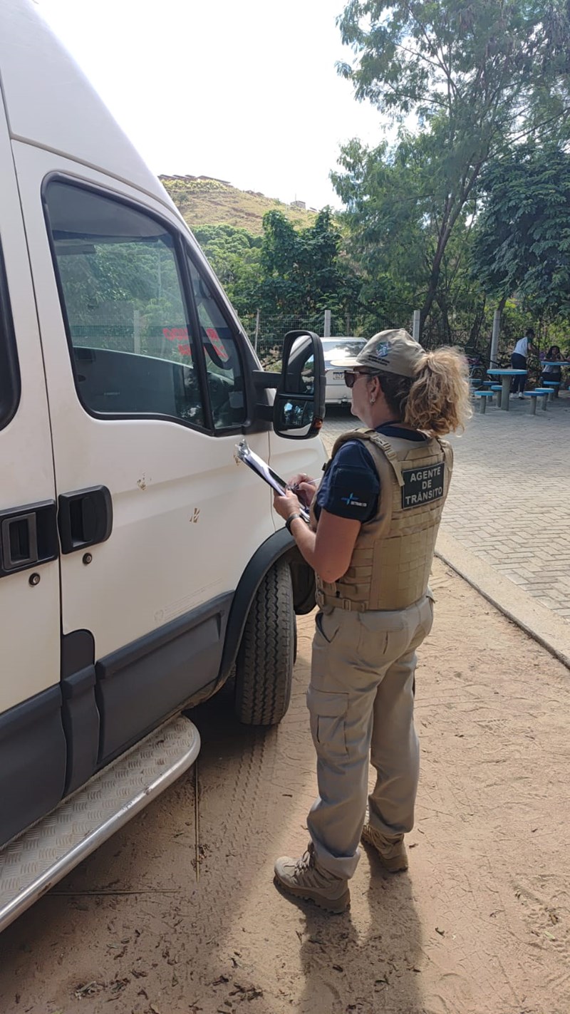 Agentes do Detran|ES durante operação de fiscalização em veículos de transporte escolar nos municípios de Santa Teresa e São Roque do Canaã.