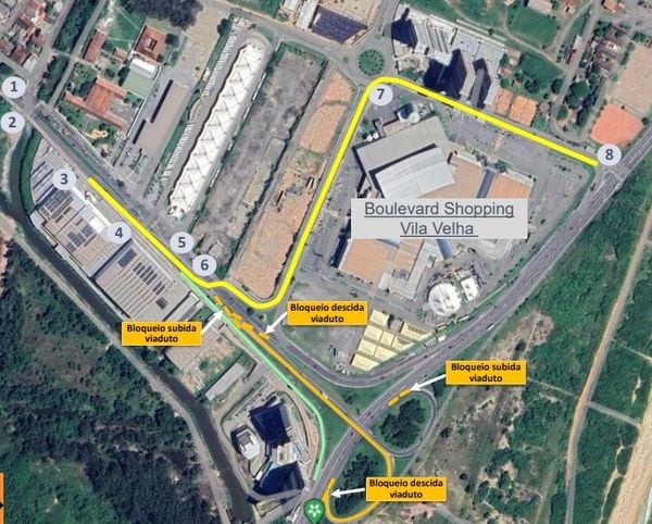 Imagem da BR-101 no Espírito Santo, com trânsito intenso e sinalização de obras.