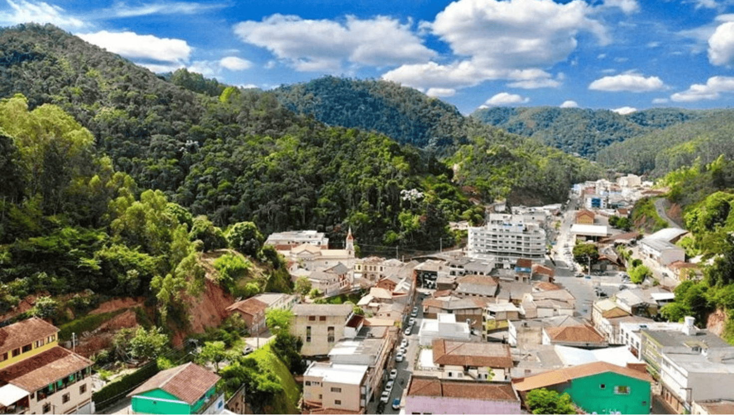 Vista panorâmica de Santa Teresa, destacando a arquitetura colonial e as montanhas ao fundo.