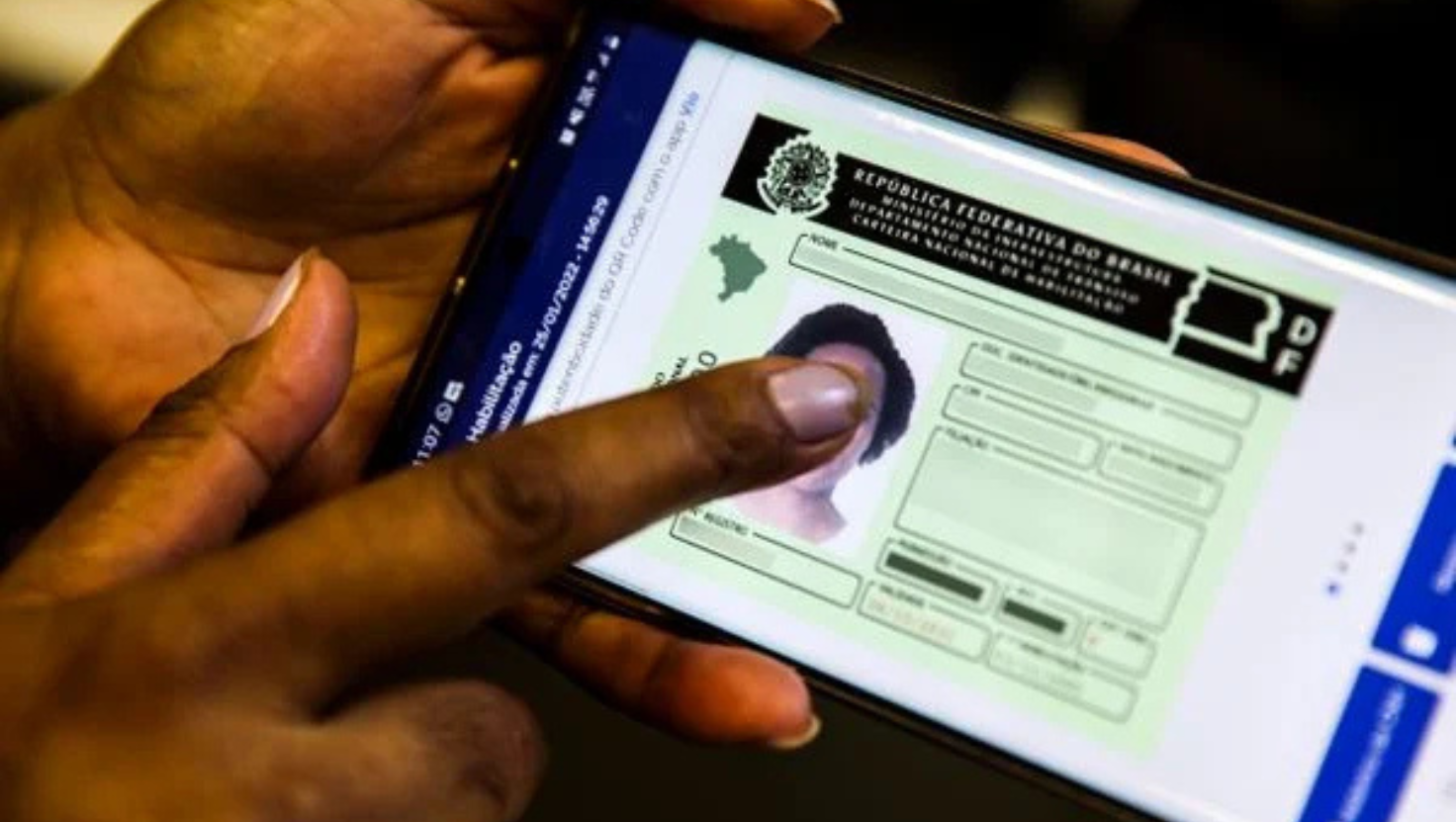 Candidatos acessando o site do Detran|ES para inscrição no Programa CNH Social 2025.