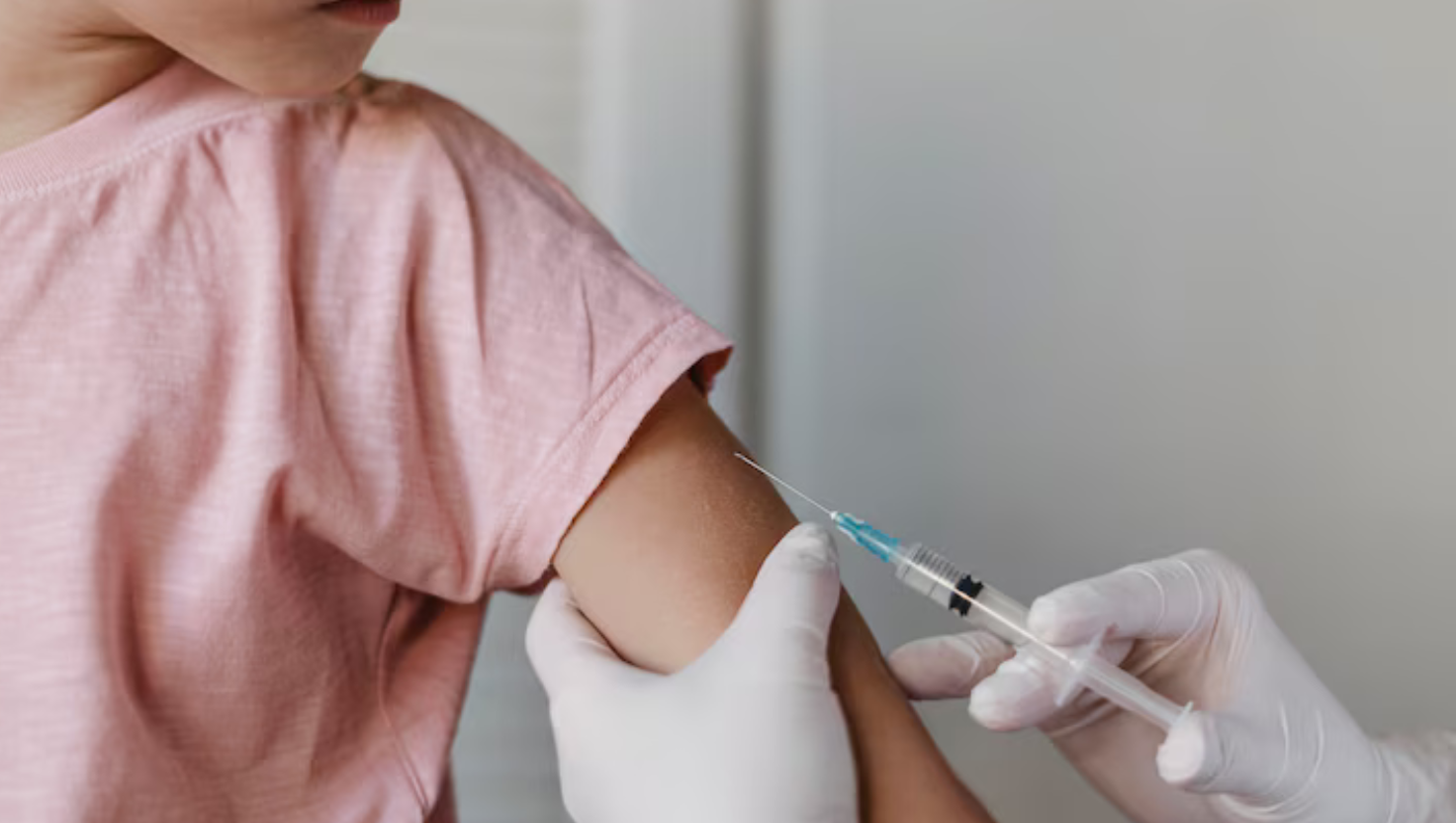 Profissional de saúde aplica vacina em aluno durante campanha de vacinação nas escolas públicas do Espírito Santo