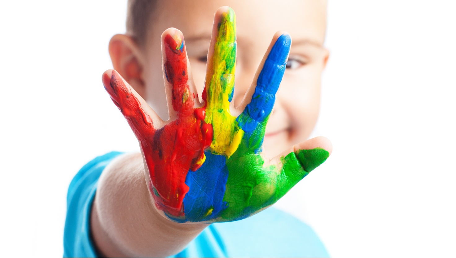 Mãos coloridas formando um quebra-cabeça, símbolo da conscientização sobre o autismo, com fundo azul.