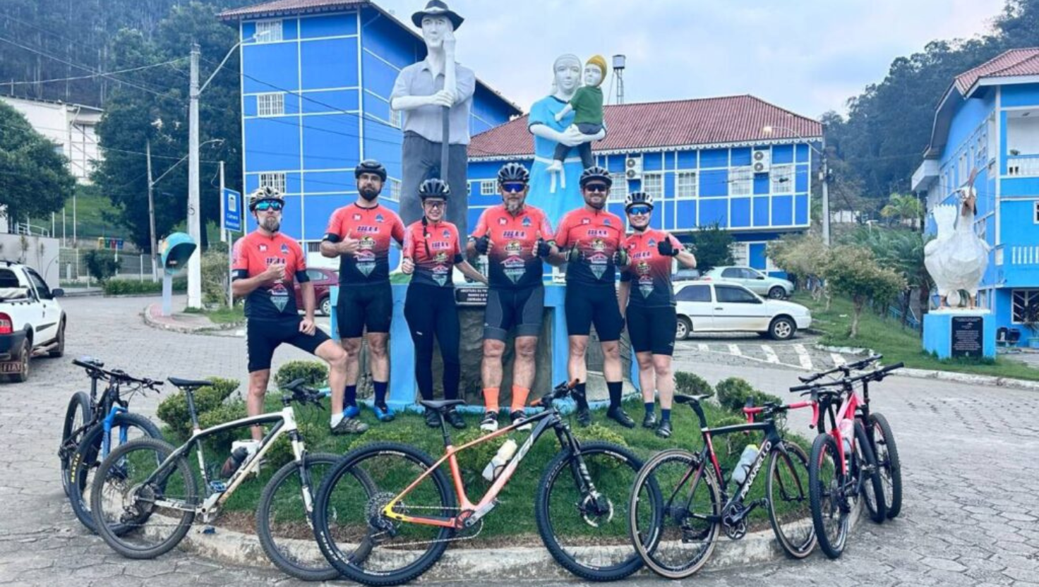 Grupo de ciclistas posando com suas bikes em Santa Maria de Jetibá, equipados para a longa jornada até Foz do Iguaçu.