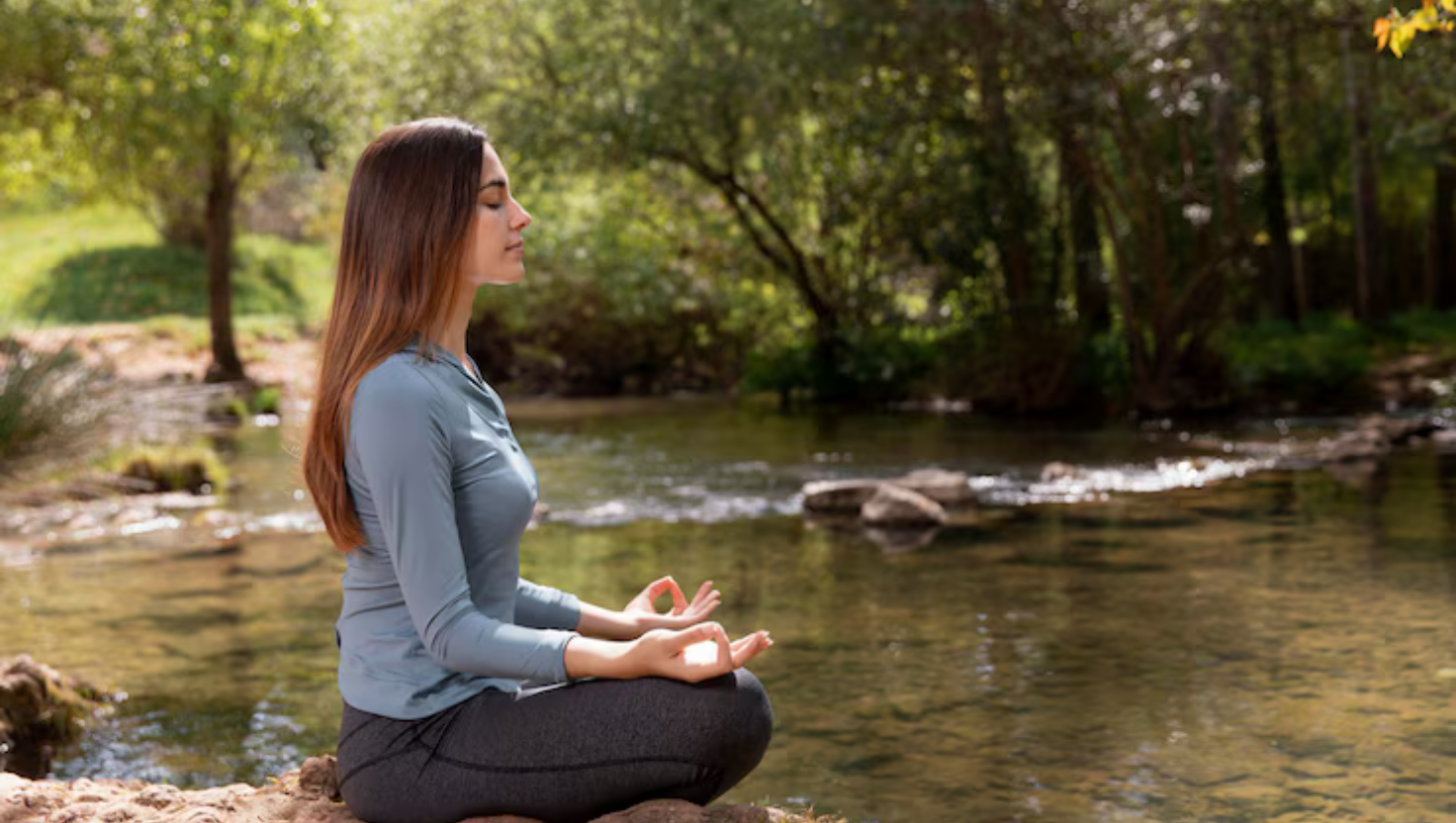 Pessoa meditando ao ar livre, como prática de cuidado da saúde mental.