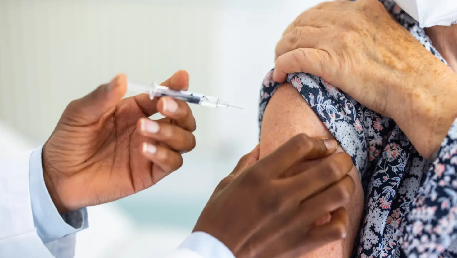 DEMÊNCIA - Vacinação: imunizante para herpes zóster diminui riscos de desnevolvimento da condição (Luis Alvarez/Getty Images)