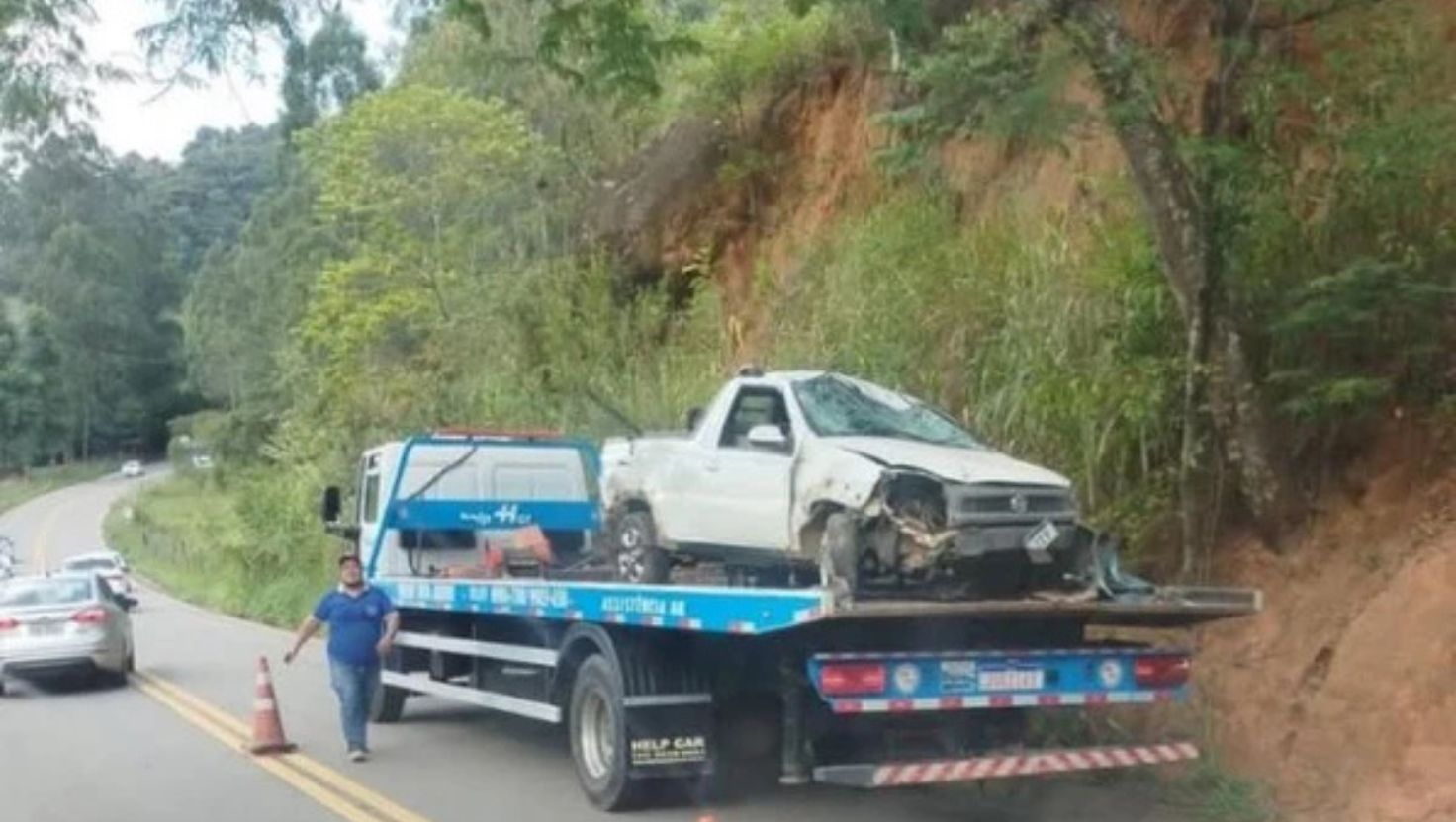 Carro que caiu em ribanceira foi guinchado Crédito: Leitor A Gazeta
