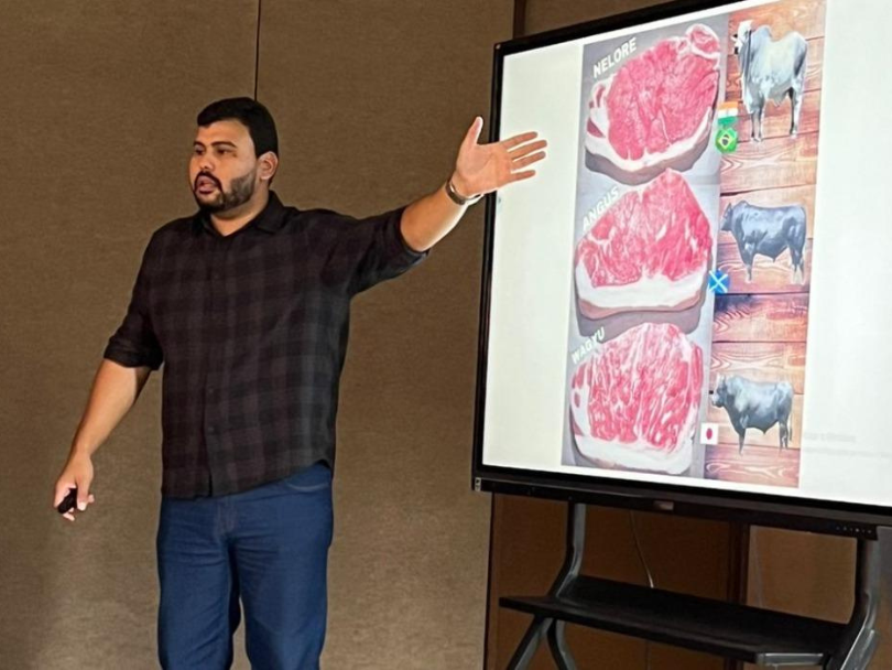 Médico veterinário palestrando sobre melhoramento genético para estudantes da Esfa em Santa Teresa.